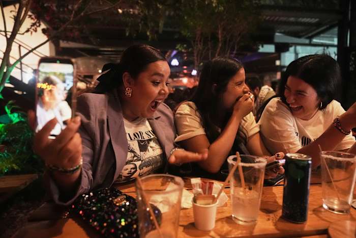 Van tequila-cocktails tot pop-ups met thema, Taylor Swift-fans vieren 'The Life of a Showgirl'