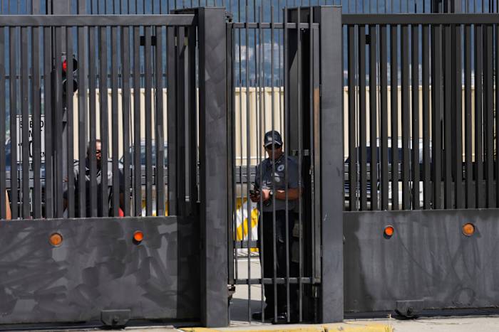 Venezuela wil de energieovereenkomsten met Trinidad opzeggen nadat een Amerikaans oorlogsschip op het eiland is aangekomen