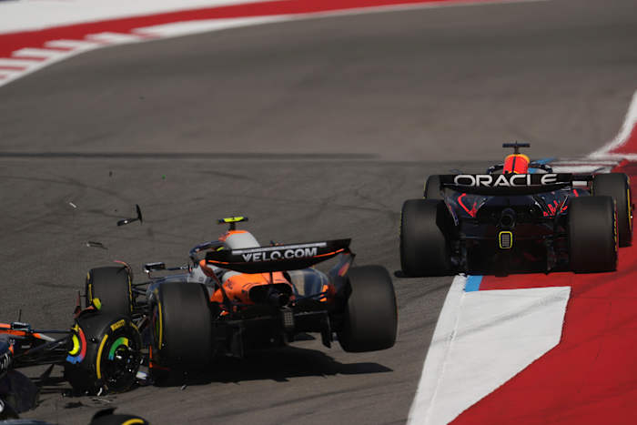 Verstappen behaalt gemakkelijke sprintoverwinning in de Amerikaanse Grand Prix nadat de titelleider van McLaren in de eerste ronde crashte