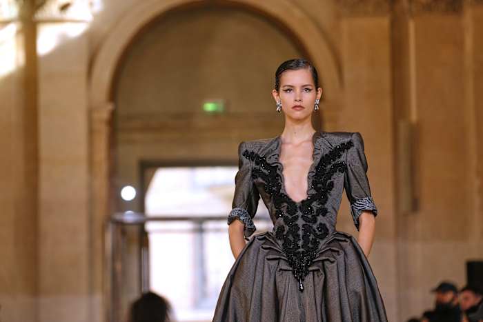 Vivienne Westwood brengt schoonheid van chaos en stervende zonnebloemen in Parijs