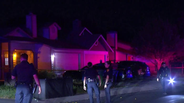 Vrouw hinderd, doodgeschoten terwijl hij in de auto zit in de oprit van de noordwestkant, zegt de politie