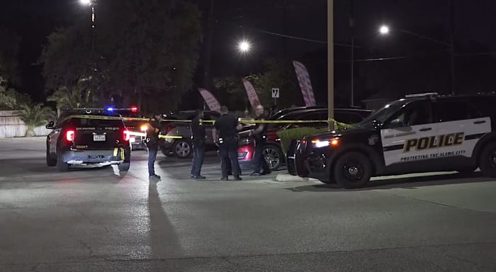 Vrouw meerdere keren neergeschoten na fysieke woordenwisseling op parkeerplaats North Side, zegt de politie