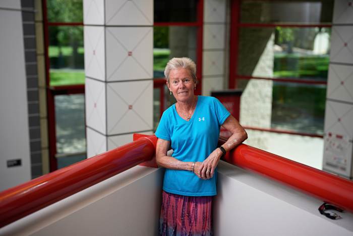 Wandelen is goed voor je. Achteruit lopen kan de voordelen vergroten