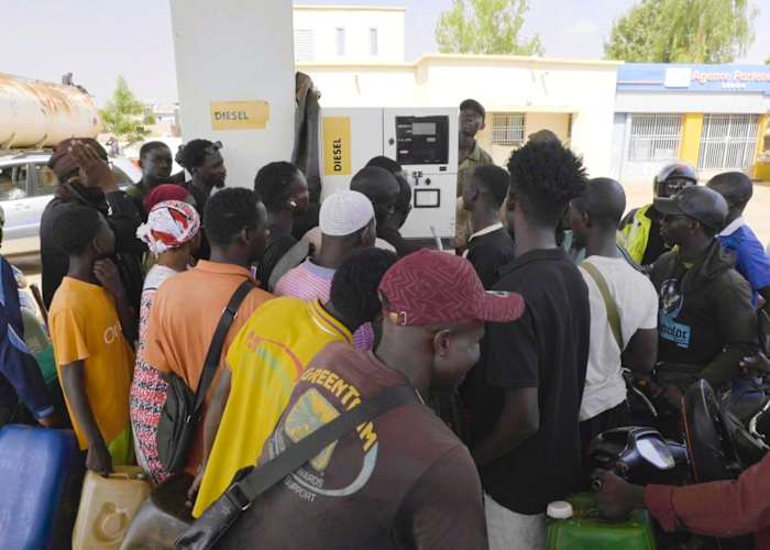 Wanhopige zoektocht naar brandstof in het hoofdstad van Mali terwijl al-Qaida-gekoppelde groep blokkade afdwingt