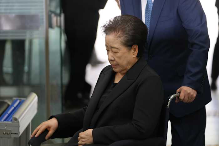 Zuid-Koreaanse onderzoekers hebben de leider van de Unification Church aangeklaagd wegens vermeende banden met de ex-first lady