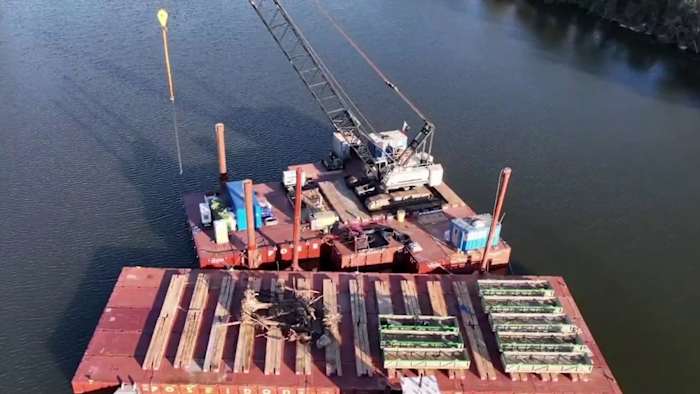 Zware machines worden ingezet in Ingram terwijl de zoektocht naar slachtoffers van overstromingen langs de Guadalupe-rivier voortduurt