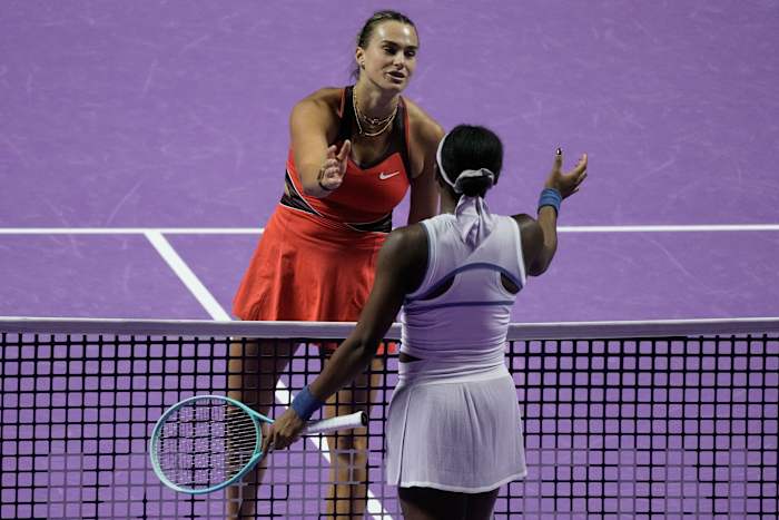Aryna Sabalenka schakelt Coco Gauff uit en bereikt de laatste vier in de WTA-finale