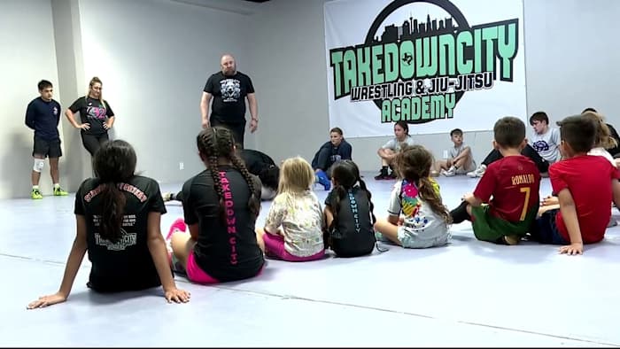 Atleten leren hoe ze mentale gevechten kunnen winnen vóór de wedstrijd op de North Side-worstel-, jiu-jitsu-academie