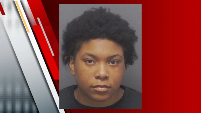 BCSO: Kind achter het stuur botst tegen de vrachtwagen van de buren in het westen van Bexar County; Vrouw gearresteerd