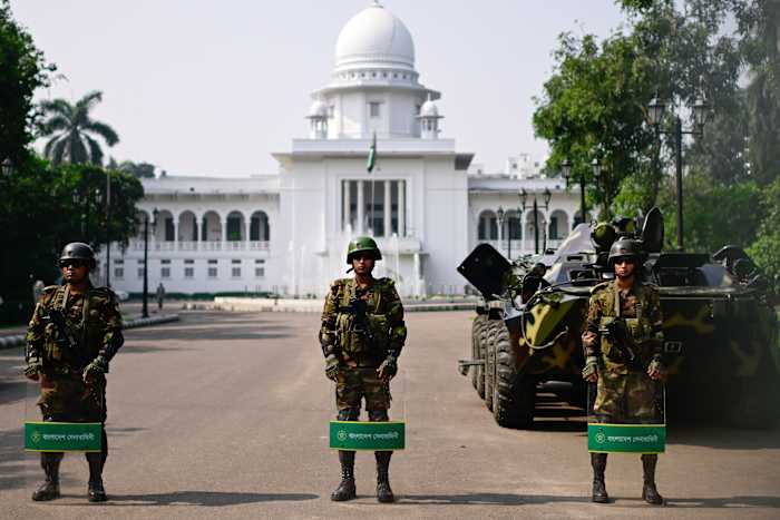 Bangladesh voert de veiligheid op in afwachting van de uitspraak tegen de afgezette premier Sheikh Hasina