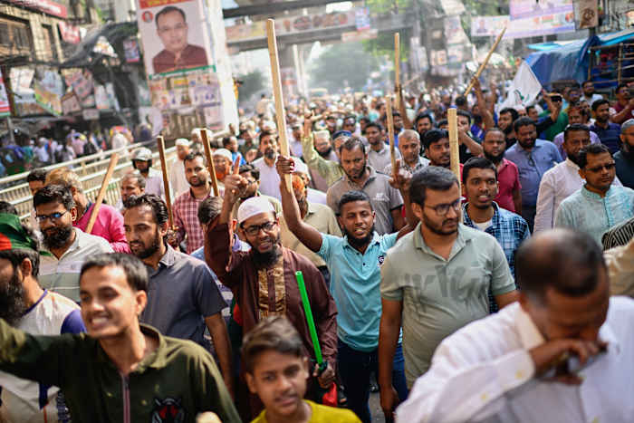 Bangladesh zet zich schrap voor verstoringen nu de voormalige regeringspartij oproept tot afsluiting uit protest tegen het proces tegen Hasina