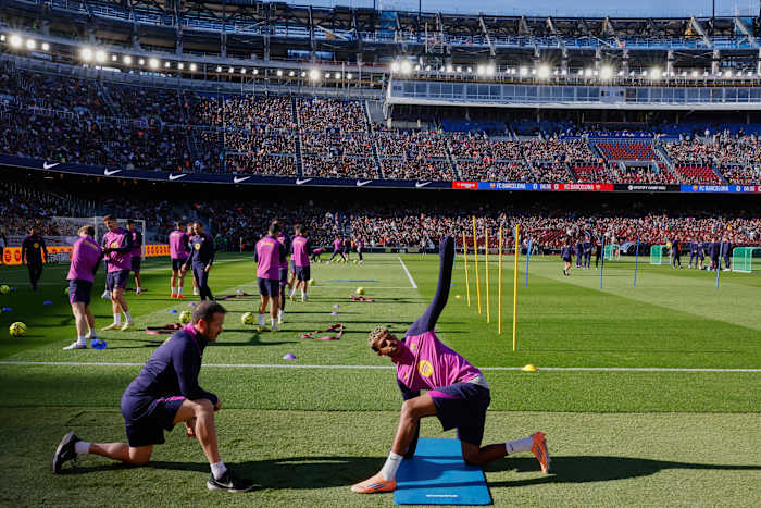 Barcelona traint voor het eerst in ruim twee jaar in Camp Nou terwijl de verbouwing van het stadion doorgaat
