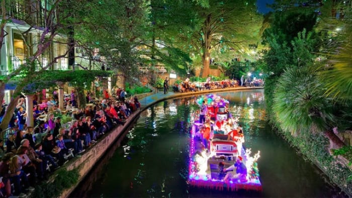 Bent u van plan de HEB-boomverlichting, de 44e jaarlijkse Ford Holiday River Parade, bij te wonen? Dit is wat u moet weten