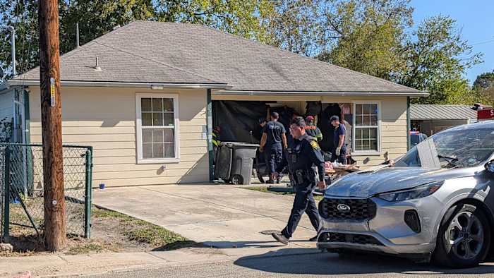 Bestuurder crasht tegen huis West Side na botsing op kruispunt, zegt SAPD