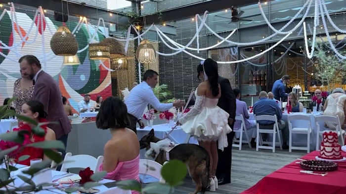 Bruid uit San Antonio heeft speciale dag nadat hotelsluiting plannen bedreigde