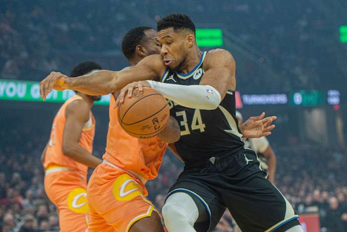Bucks' Giannis Antetokounmpo verlaat de wedstrijd vs. Cavaliers vroegtijdig vanwege een blessure aan de linkerlies
