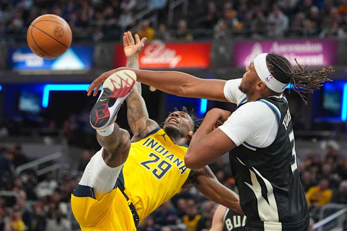 Bucks-centrum Myles Turner keert terug naar Indiana en wordt uitgejouwd in zijn eerste wedstrijd tegen zijn oude team