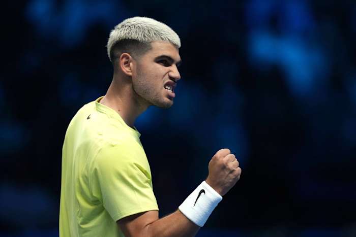 Carlos Alcaraz zegeviert over Alex de Minaur in de ATP Finals-opener