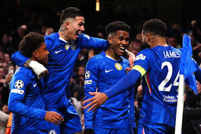 Chelsea verslaat het tienkoppige Barcelona met 3-0 terwijl Guardiola's sterk veranderde City verliest in de Champions League