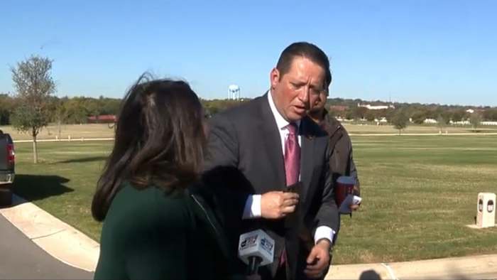 De Amerikaanse vertegenwoordiger Tony Gonzales weigert vragen te beantwoorden over de vermeende affaire met een medewerker die stierf nadat hij in brand vloog