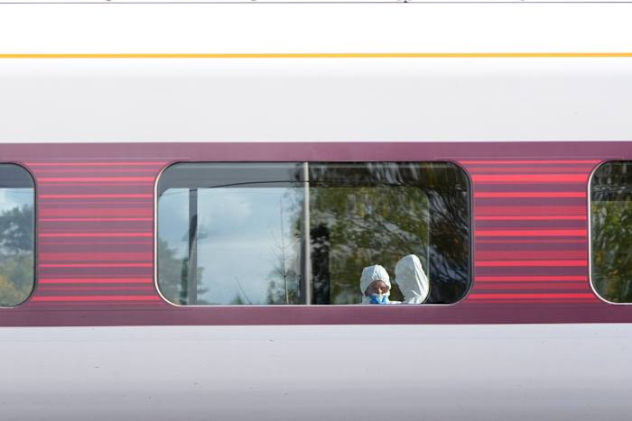 De Britse politie beschuldigt de man van poging tot moord na een steekpartij in een trein, waarbij elf mensen gewond raakten