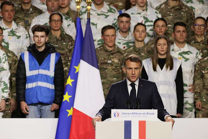 De Franse president introduceert een nieuwe vrijwillige militaire dienst van tien maanden voor vrijwilligers van 18 en 19 jaar