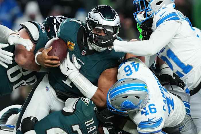 De enige touchdown van Jalen Hurts leidt Eagles naar 16-9 overwinning op Lions in mat aanvallend duel