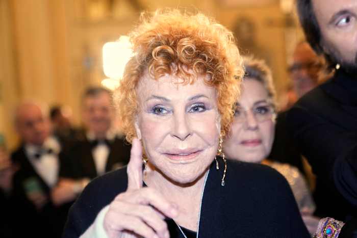 De geliefde Italiaanse zangeres Ornella Vanoni, wiens iconische carrière 70 jaar besloeg, sterft op 91-jarige leeftijd