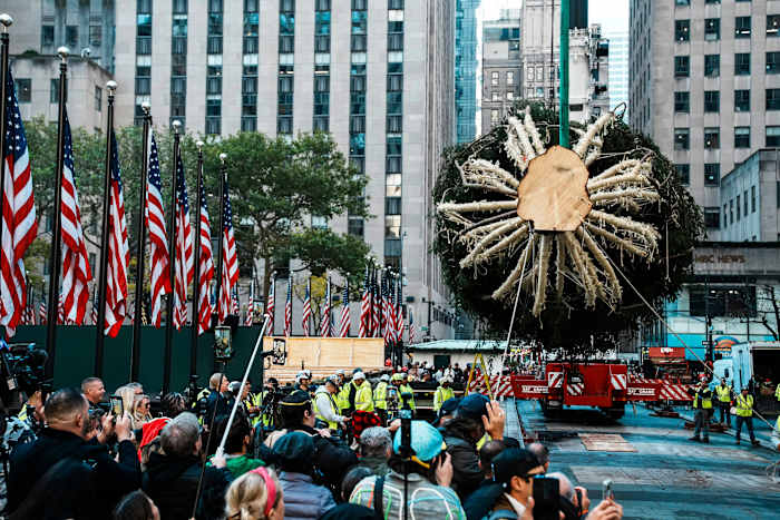 De kerstboom van het Rockefeller Center arriveert in Manhattan, waarmee de feestdagen in New York worden afgetrapt