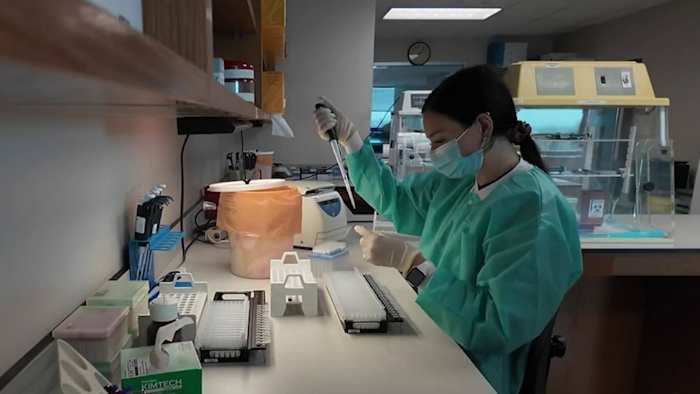 De nieuwe technologie beïnvloedt honderden achterstallige DNA-zaken in het misdaadlaboratorium van Bexar County