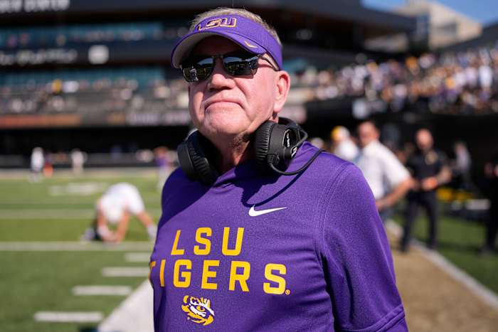 De ontslagen coach Brian Kelly-rechtszaak beweert dat LSU weigert de voorwaarden van zijn contract na te komen
