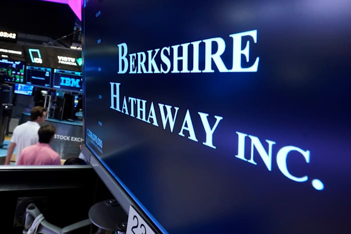 De winst van Berkshire Hathaway stijgt met 17% nu Warren Buffett zich voorbereidt op zijn aftreden als CEO