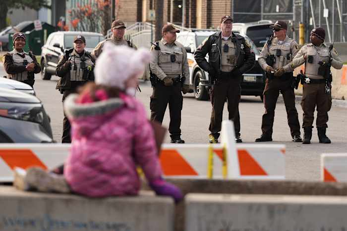 De zinderende mening van de rechter beschrijft het gebruik van geweld bij het immigratiebeleid in de omgeving van Chicago