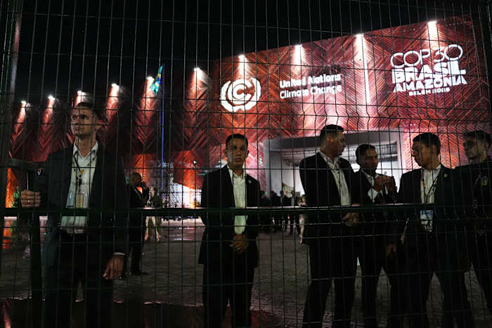 Demonstranten confronteren de veiligheid op de belangrijkste locatie van VN-klimaatbesprekingen