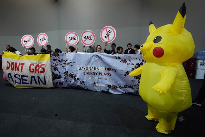 Demonstranten in Pikachu-kostuums eisen dat Japan de financiering van fossiele brandstoffen stopzet op de VN-klimaatconferentie