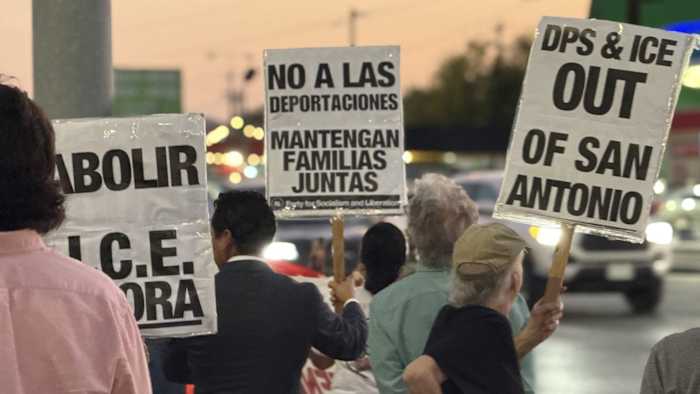 Demonstranten verzamelen zich nadat meer dan 140 immigranten in hechtenis zijn genomen bij de inval in North Side