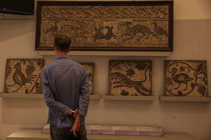 Dieven stelen beelden uit de Romeinse tijd uit het nationale museum van Syrië