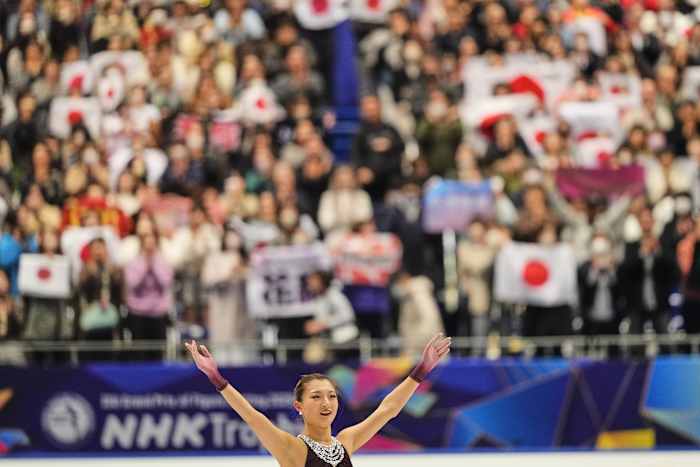 Dominant Sakamoto verdedigt titel in finale NHK Trophy en boekt plek in Grand Prix-finale
