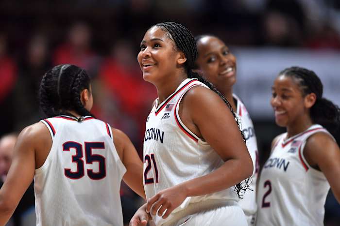 Door de nipte overwinning van UConn blijft Huskies nummer 1 in de AP Top 25 voor dames, daarna South Carolina, UCLA en Texas