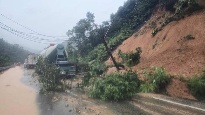 Een aardverschuiving treft een bus op een bergpas in Vietnam, waarbij zes doden vallen, terwijl de zware regen aanhoudt
