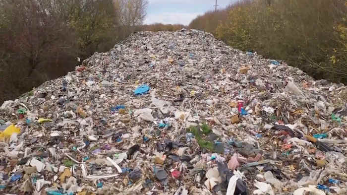 Een berg illegaal gedumpt afval nabij de Oxford-rivier veroorzaakt verontwaardiging in Engeland