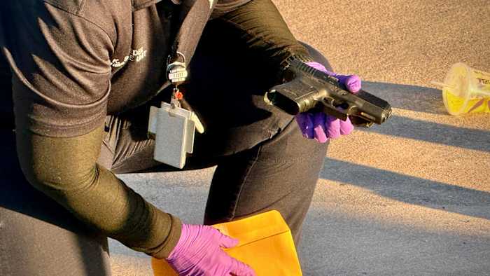 Eén persoon werd neergeschoten bij het Northeast Side-tankstation, zegt BCSO