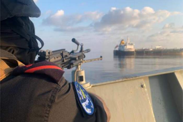 Een schip van de Europese Unie bereikt een door piraten overvallen schip voor de kust van Somalië; alle 24 bemanningsleden aan boord veilig