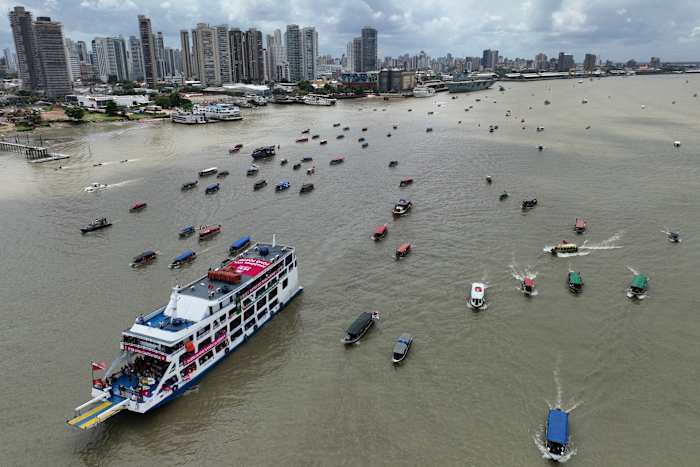 Een vloot geeft het startsein voor de Volkstop voor activisten bij VN-klimaatbesprekingen