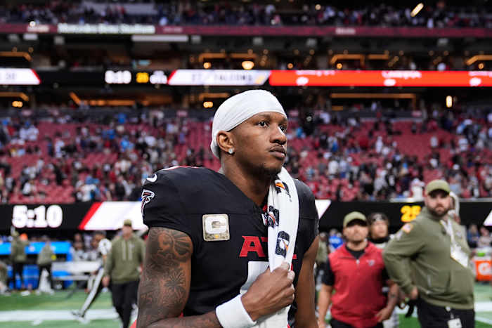 Falcons quarterback Penix zal aan het einde van het seizoen een knieoperatie ondergaan, waardoor Cousins ​​als starter overblijft
