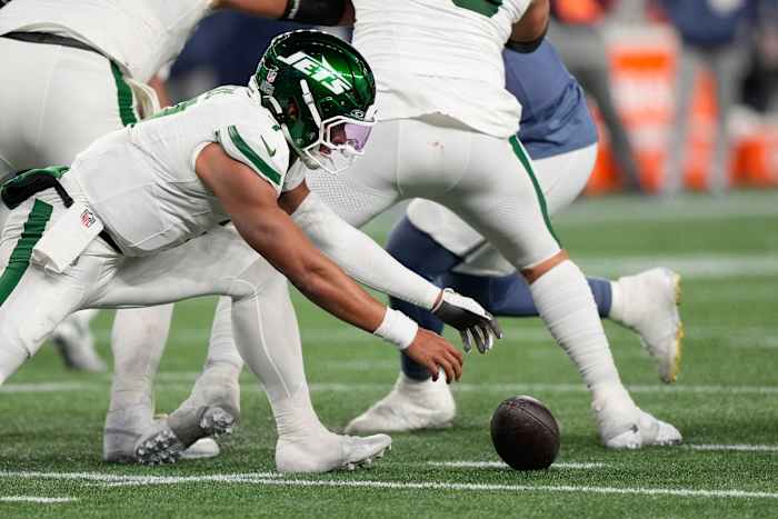 Fields rent voor een vroege score voordat de quarterback-problemen van Jets weer de kop opsteken in een verlies van 27-14 tegen Patriots
