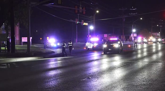 Fietser gewond nadat hij naar verluidt 'zijwaarts werd geveegd' door een VIA-bus aan de Northwest Side, zegt de politie