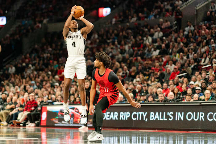 Fox scoort 37 punten en leidt Spurs voorbij Trail Blazers met 115-102 in NBA Cup-wedstrijd