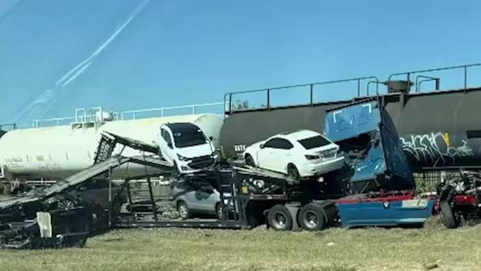 Getuige beschrijft dat de trein tegen een groot booreiland botst dat vastzit op de Schertz-spoorwegovergang