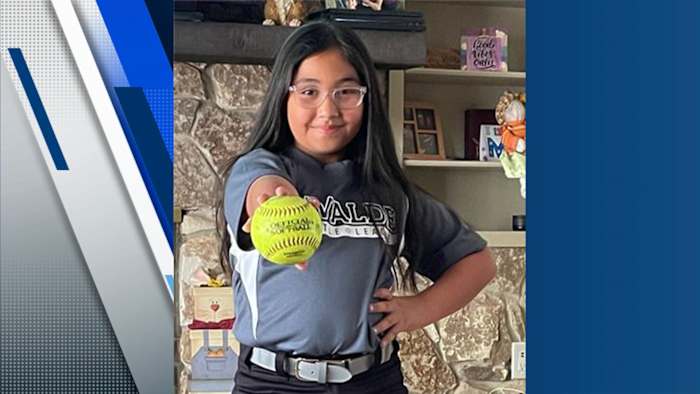 Gloves for Tess werkt samen met Kendra Scott om Uvalde-atleten deze feestdagen te ondersteunen